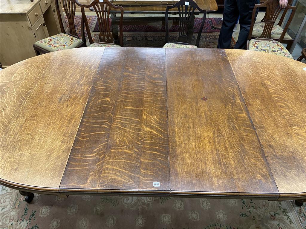A late Victorian oak extending dining table with two leaves, 270cm extended, width 138cm, height 76cm